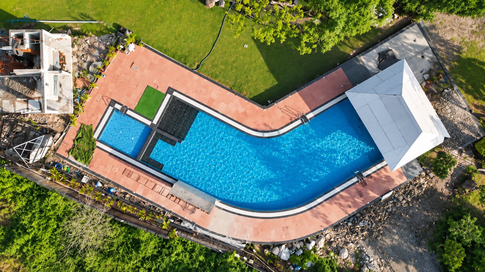 Aerial view of the swimming pool, deck and surrounding lawn at Maldevta Farms
