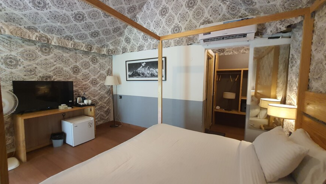 Luxury Pinewood Cottage 3