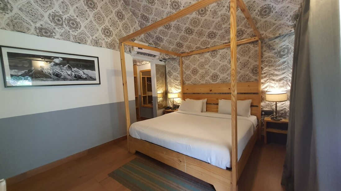 Luxury Pinewood Cottage 4